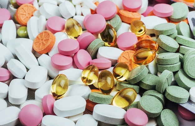 Comprimidos, cápsulas ou suplementos médicos coloridos, para o tratamento e cuidados de saúde em um fundo claro