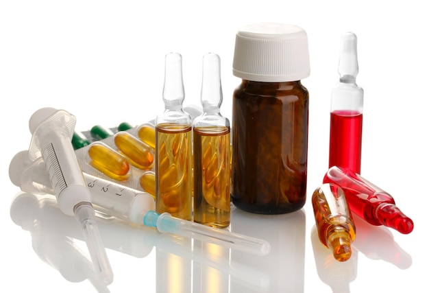 Comprimidos de frasco de ampolas médicas e seringas isoladas em branco