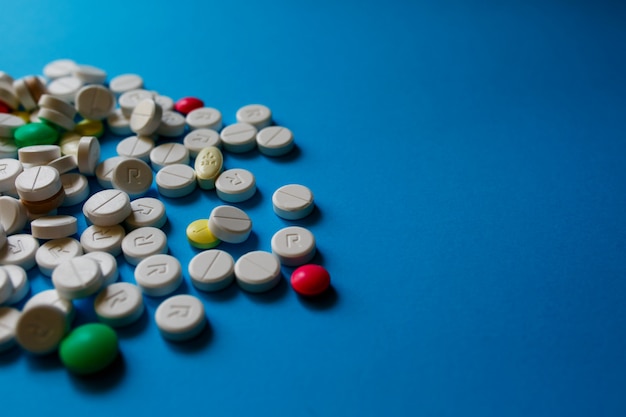 Comprimidos de medicamentos farmacêuticos sortidos, comprimidos e cápsulas. Pilha de vários medicamentos variados comprimidos e pílulas cores diferentes