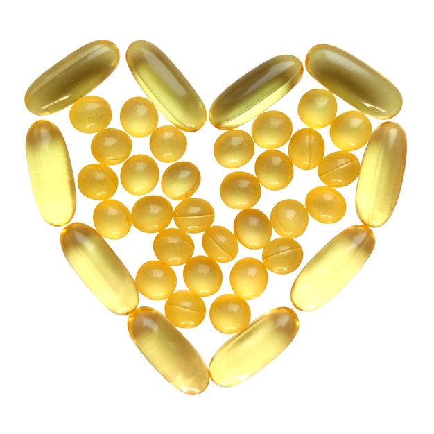 Comprimidos de Omega em forma de coração isolado no fundo branco. Conceito de medicina e farmácia. Cápsulas de óleo de gordura de peixe para saúde.