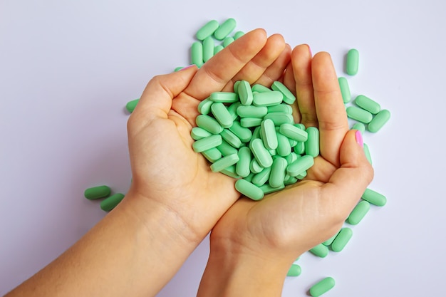 Comprimidos de vitamina usados como suplemento dietético. Comprimidos verdes ... foco seletivo. Médico