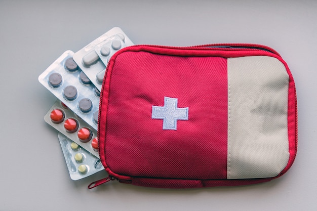 Foto comprimidos e kit de medicamento em casa