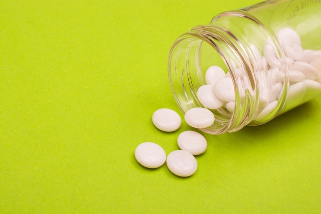 Comprimidos e pílulas de remédios dentro e fora de frascos Cuidados de saúde