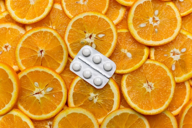 comprimidos em um fundo laranja. fundo laranja, comprimidos de vitamina C