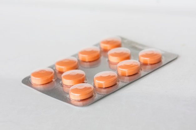 Foto comprimidos no fundo branco. macro shot of therapy tablets