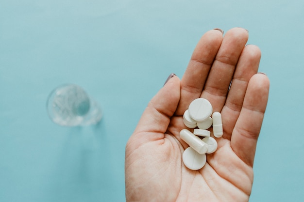 Foto comprimidos para dormir, medicamentos prescritos. comprimidos brancos na palma da mão feminina