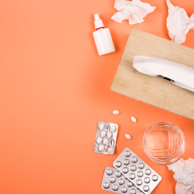 Foto comprimidos, spray nasal e lenços - tratamento para alergias ou gripe.