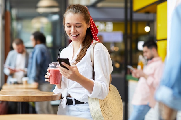 Comprobación de mensajes en el teléfono inteligente