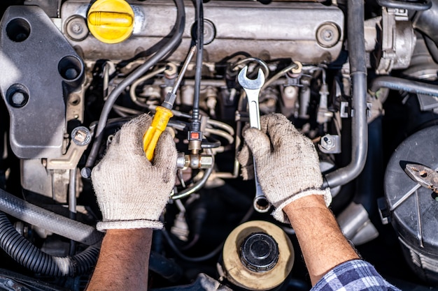 Comprobación del motor de un automóvil durante un servicio de automóvil