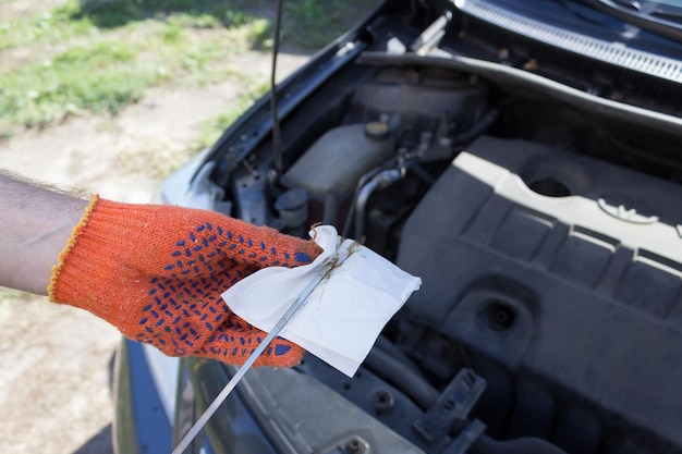 Comprobación del nivel de aceite en la caja del motor del automóvil