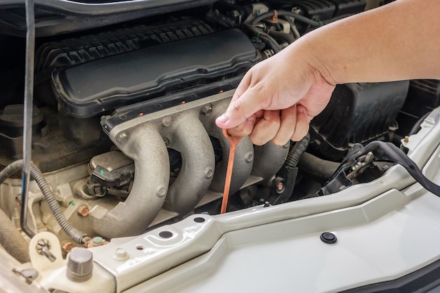 Comprobación del nivel de aceite en un motor de automóvil, enfoque selectivo