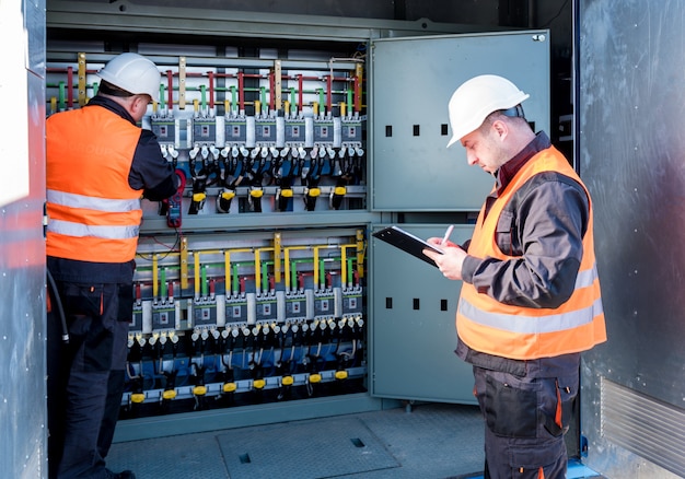 Comprobación de los niveles de tensión de funcionamiento del compartimento de la aparamenta del panel solar