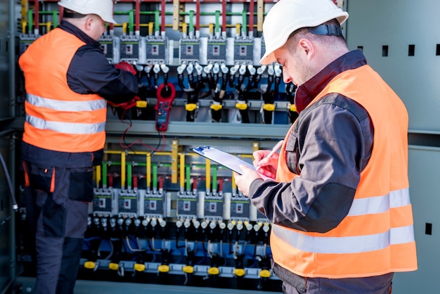 Foto comprobación de los niveles de tensión de funcionamiento del compartimento de la aparamenta del panel solar