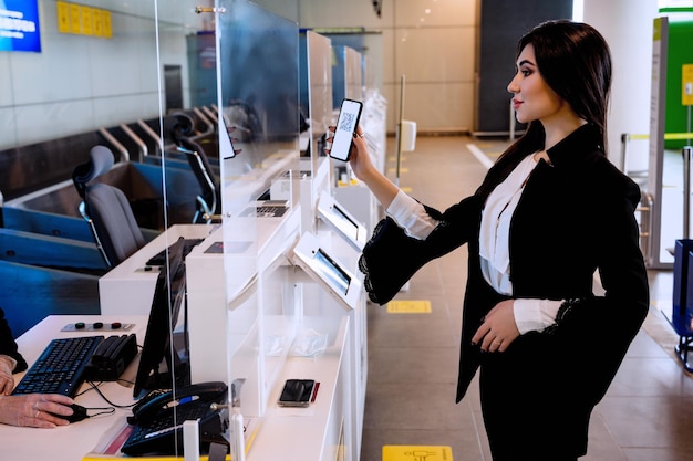 Foto comprobación del pasaporte de vacunas por parte del personal de tierra en la terminal del aeropuerto