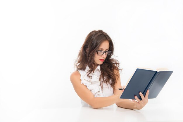 Comprobación de los resultados mujer sexy con labios rojos en gafas señora sonriendo en la mesa Éxito empresarial concepto de regreso a la escuela maestro o estudiante de la escuela de negocios Entrenador de negocios Currículo escolar