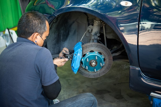 Comprobación del sistema de frenos del coche para su reparación en el garaje del coche