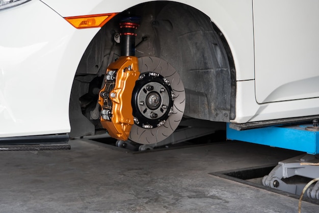 Foto comprobación del sistema de frenos del coche para su reparación en el garaje del coche