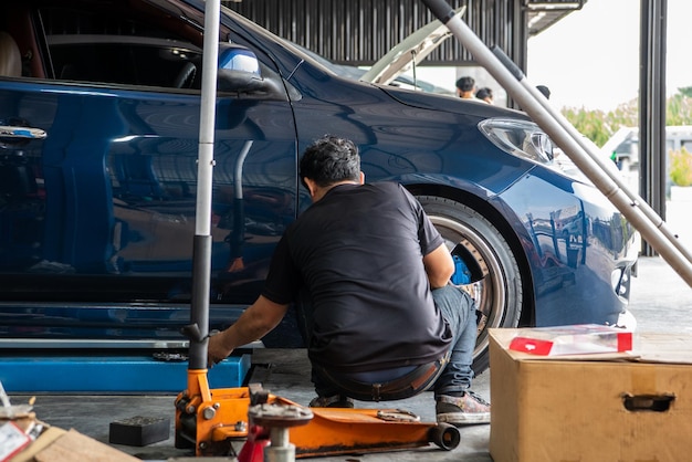 Foto comprobación del sistema de frenos del coche para su reparación en el garaje del coche