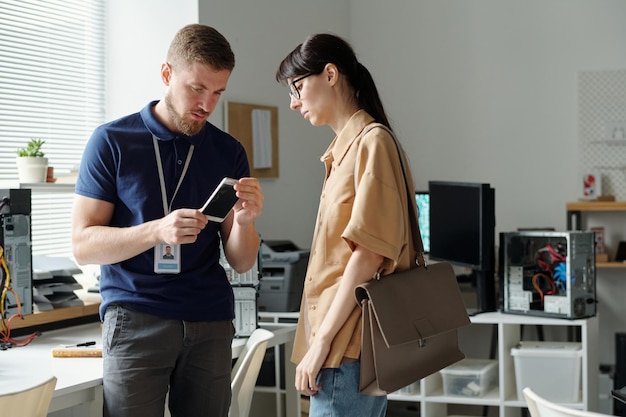 Foto comprobación del teléfono inteligente de la cliente femenina