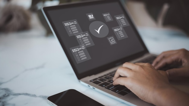 Comprobar los documentos electrónicos digitales en los documentos digitales y la aprobación de la lista de comprobación La elección del empresario comprueba los documentos de transacción o los documentos electrónicos del contrato Prepare el concepto de comprobación y aprobación