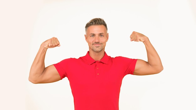 Comprometerse a estar en forma Hombre fuerte flexionar los brazos fondo amarillo Fuerza física Desarrollar bíceps y tríceps fuertes Entrenamiento muscular Potencia y fuerza Atrévete a ser grande