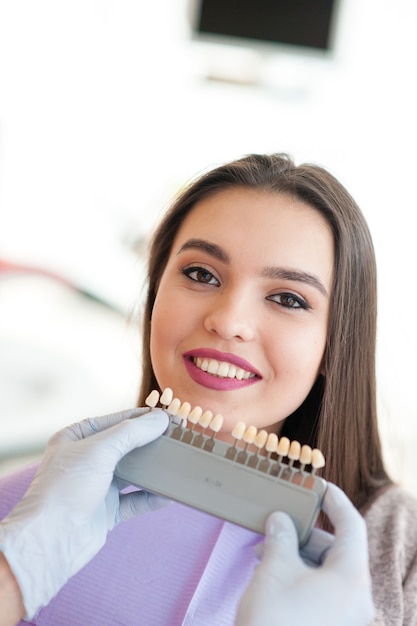 Comprueba y selecciona el color de los dientes.