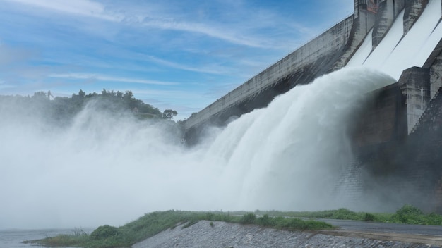 Compuerta de la represa hidroeléctrica con agua que fluye a través de la puerta y abre la represa de Springway Khun Dan Prakan Chon en Nakhon Nayok Tailandia