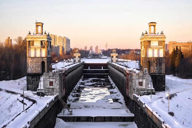 Compuertas en el Canal de Moscú en el río Moskva en invierno Moscú Rusia