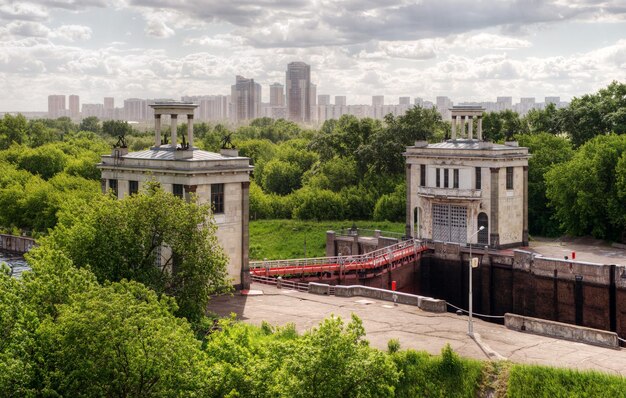 Compuertas en el canal de Moscú Rusia