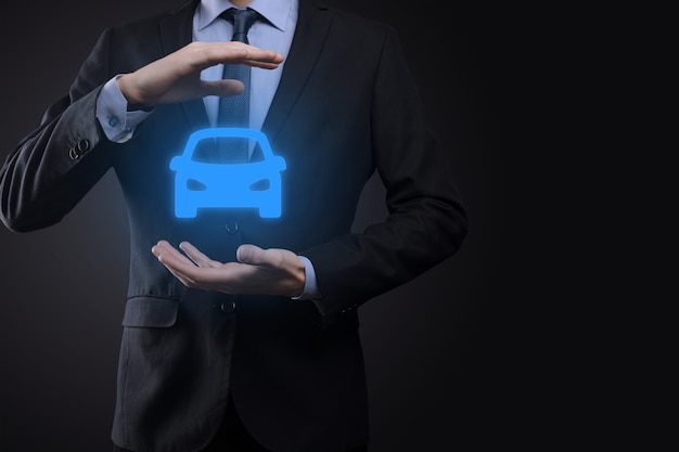 Compuesta digital de hombre sujetando el icono de coche