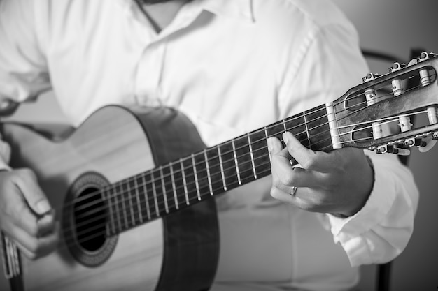 Foto compuesto de digitación de guitarra clásica en vertical