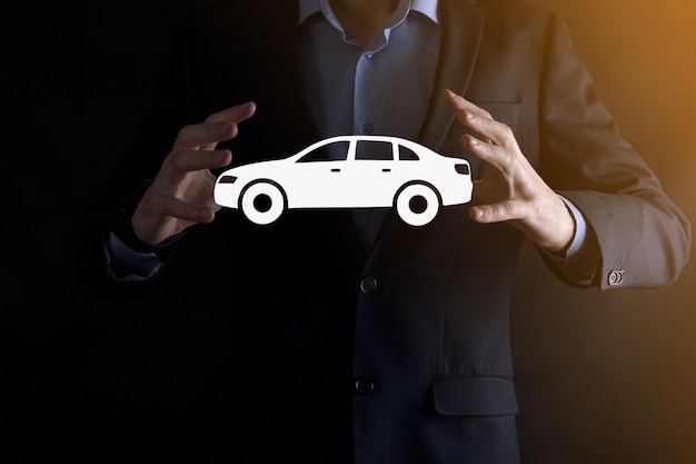 Compuesto digital de hombre con icono de coche. Seguro de automóvil de coche y concepto de servicios de coche. Empresario con gesto de oferta e icono de coche.