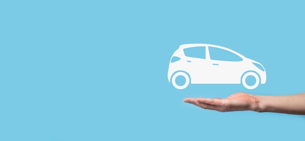 Compuesto digital de hombre con icono de coche. Seguro de automóvil de coche y concepto de servicios de coche. Empresario con gesto de oferta e icono de coche.
