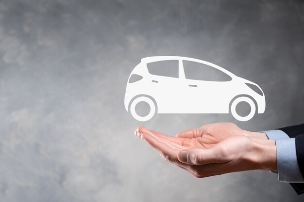 Compuesto digital de hombre con icono de coche. Seguro de automóvil de coche y concepto de servicios de coche. Empresario con gesto de oferta e icono de coche.
