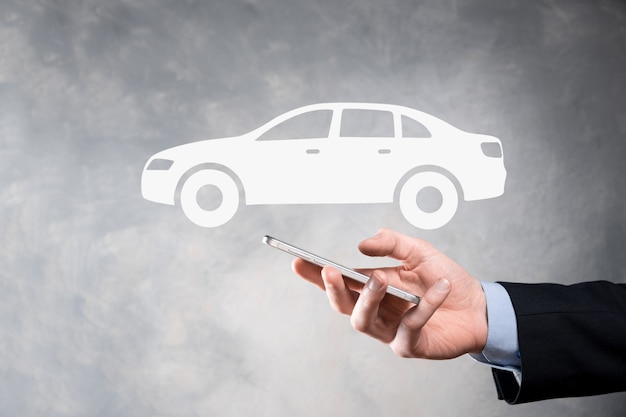 Compuesto digital de hombre con icono de coche. Seguro de automóvil de coche y concepto de servicios de coche. Empresario con gesto de oferta e icono de coche.