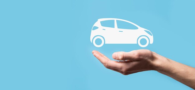 Compuesto digital de hombre sujetando coche iconCar seguro de automóvil y concepto de servicios de coche Empresario con gesto de oferta e icono de coche