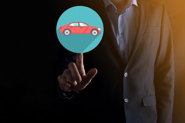 Compuesto digital de hombre sujetando el icono de coche. Seguro de automóvil y concepto de servicios de automóvil. Hombre de negocios, con, icono, de, car., Coche, cuidado, y, mantenimiento, concept., Plano, iconos, con, largo, sombras