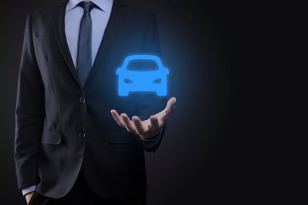 Compuesto digital de hombre sujetando el icono del coche. Seguro de automóvil y concepto de servicios de automóvil