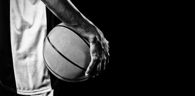 Foto compuesto digital de jugadora de baloncesto femenina dura