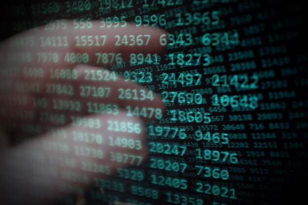 Compuesto digital de la mano en códigos binarios