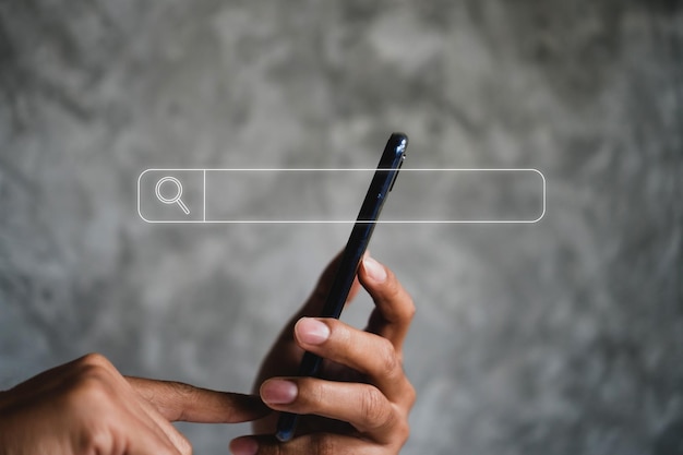 Compuesto digital de una mujer usando un teléfono móvil