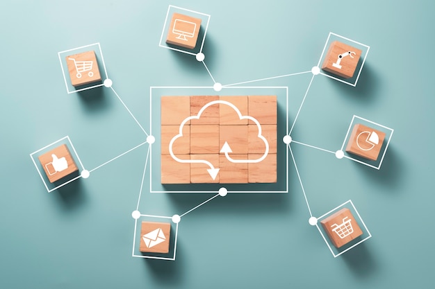 La computación en la nube virtual es una pantalla impresa en un bloque de cubos de madera y conecta la línea con otras redes sociales