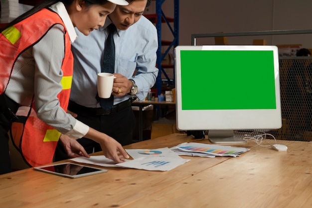 Computador com tela verde no depósito do armazém