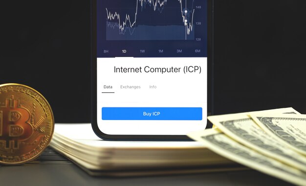 Computador de Internet ICP criptomoeda em seu telefone celular, negocie e troque criptografia, finanças e foto do conceito de negócios