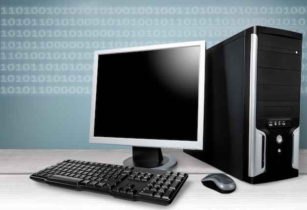 Computador de secretária em secretária de madeira