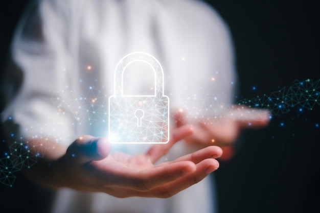 Computador de segurança de rede de proteção e seguro seu conceito de dados Empresária segurando escudo proteger ícone Conceitos de segurança cibernética e privacidade