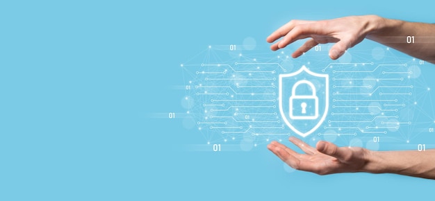 Computador de segurança de rede de proteção e seguro seu conceito de dados Empresário segurando escudo proteger o conceito de símbolo de bloqueio de ícone sobre segurança cibernética e proteção contra perigos