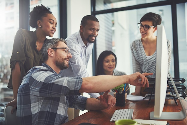 Computador de trabalho em equipe e estratégia com empresários em reunião para revisão ou planejamento de gerenciamento de projetos Site de tecnologia e treinamento com funcionários no escritório para colaboração e ideia