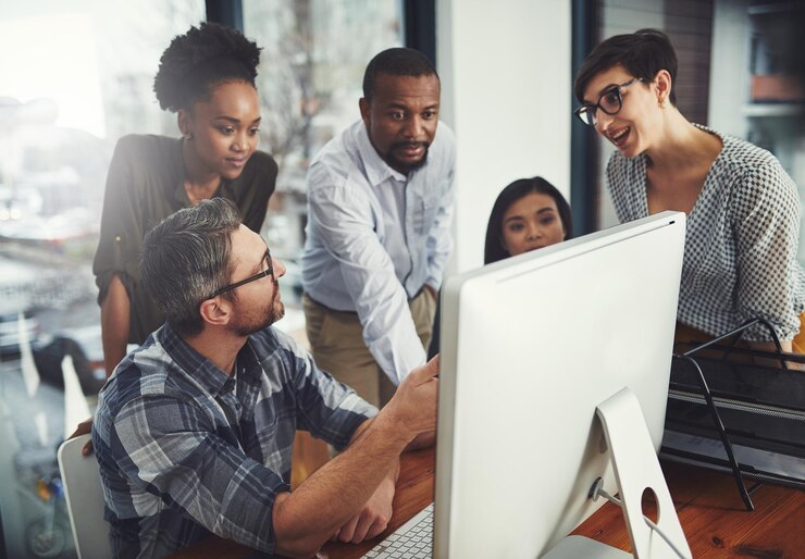 Foto computador de trabalho em equipe e treinamento com empresários em reunião para revisão ou planejamento de gerenciamento de projetos site de tecnologia e treinamento com funcionários no escritório para colaboração e ideia