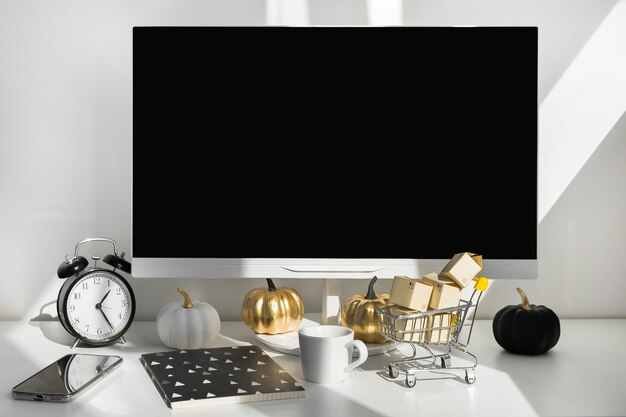 Computador desktop moderno com decoração de outono